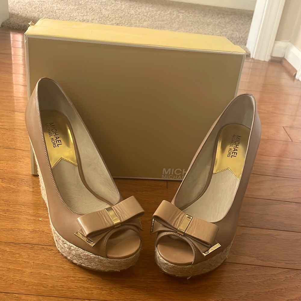 👡 Michael Kors Beige Wedge